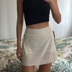 ARITZIA tna action skirt, NEW WITH TAGS xs